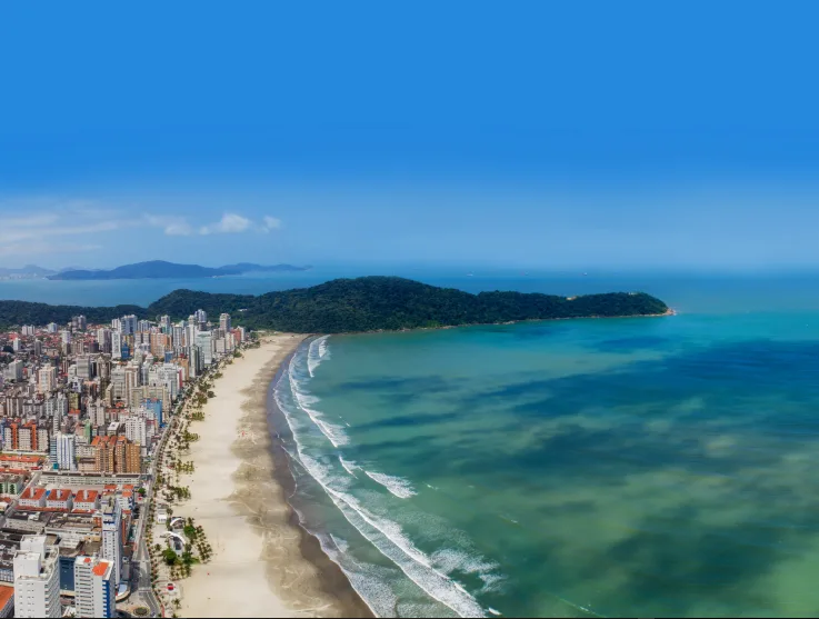 Vista aérea da praia e da área verde no Canto do Forte