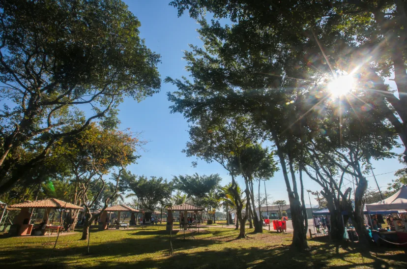 Área verde, árvores e quiosques do Portinho